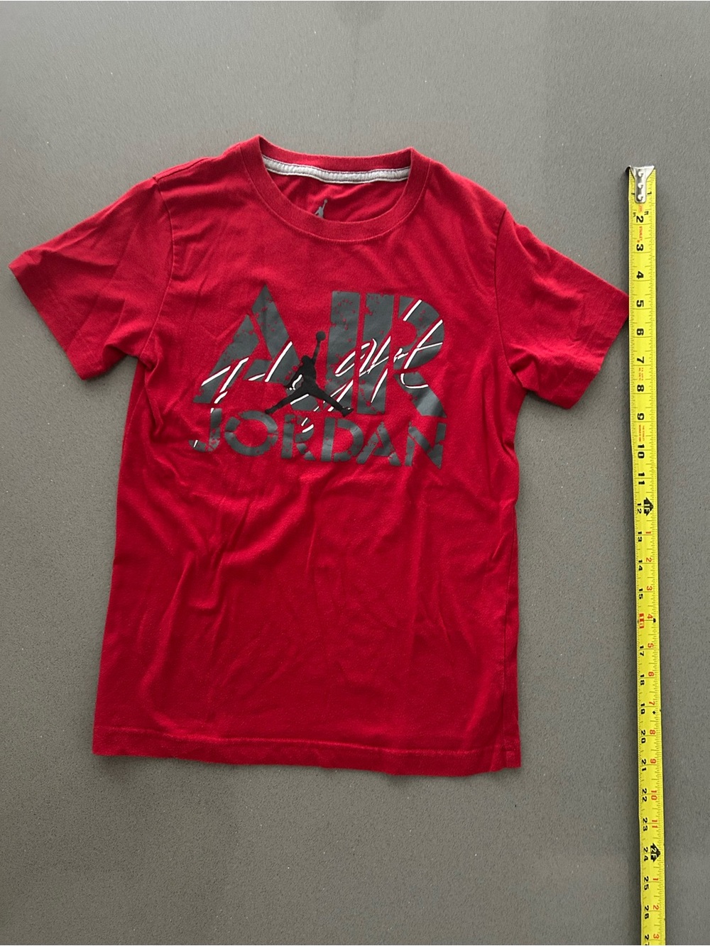 Jordan Boys' Red Graphic Tee Size 8-10…